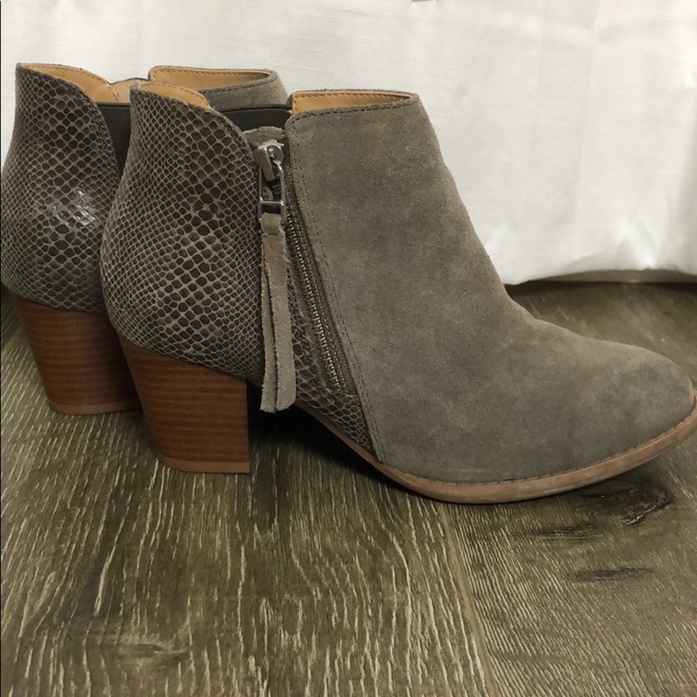 Vionic Gray shoes!